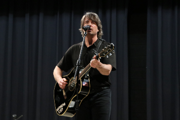  Jimmy Wayne visits his high school alma mater