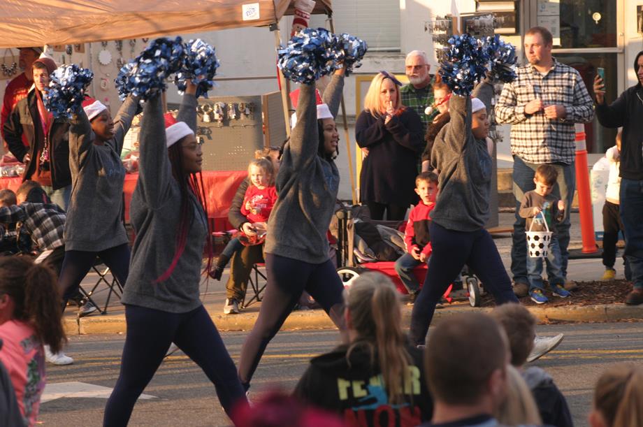 Hunter Huss High School Cheerleaders, Gastonia Parade